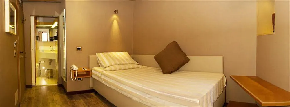 Hotel Mentana, By R Collection Hotels Милан 4*,  Италия